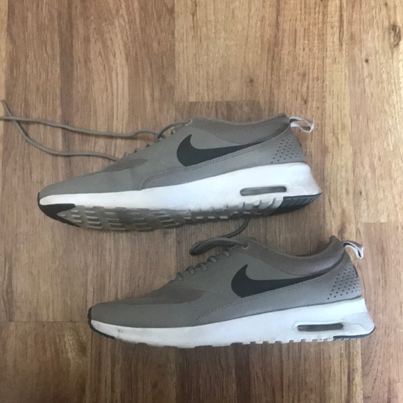 neutral color tennis shoes